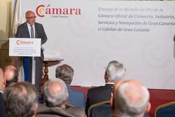Morales recoge la Medalla de Oro de la Cámara por el servicio del Cabildo a la economía de la Isla (Foto TA)